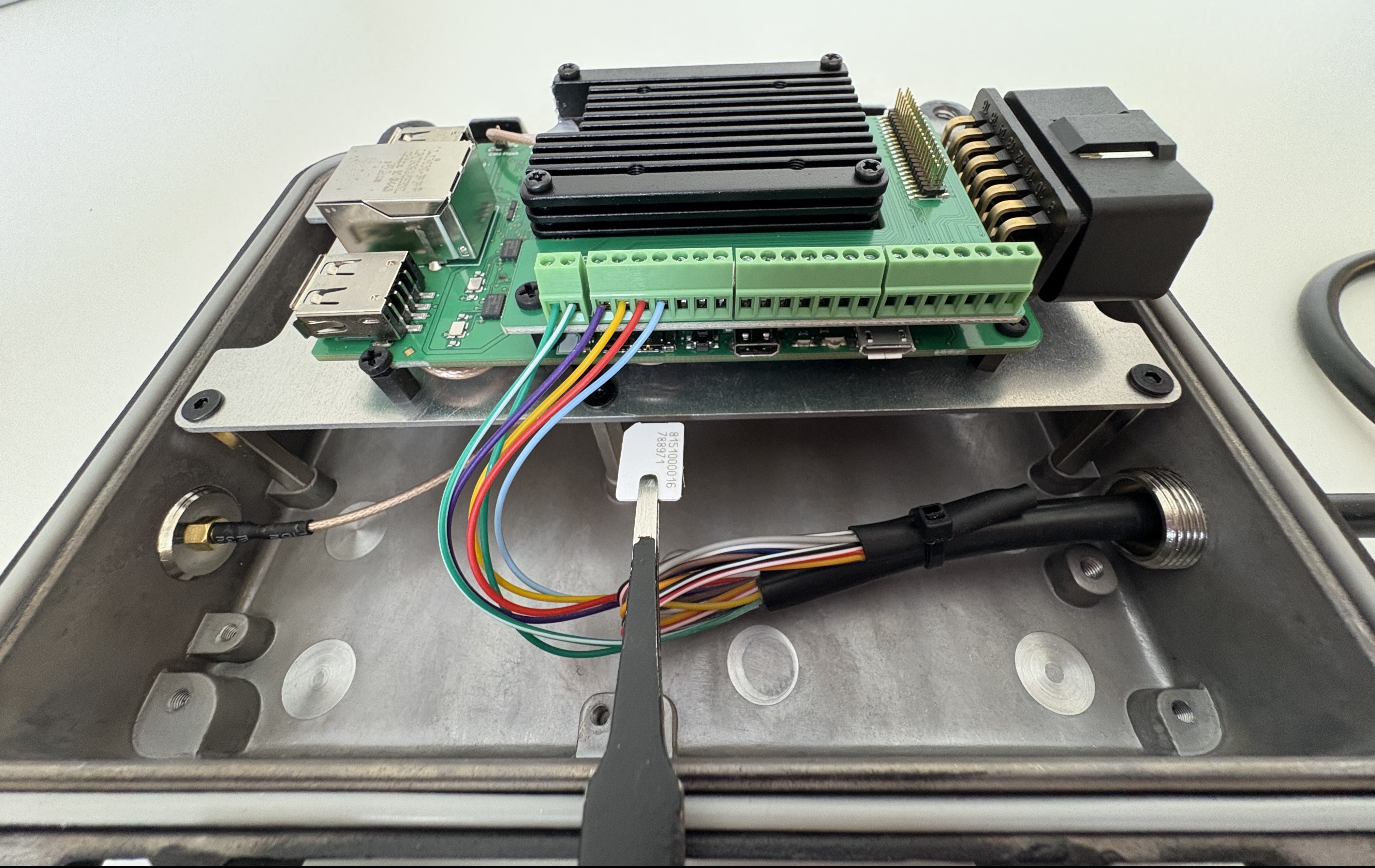 Screw terminal header